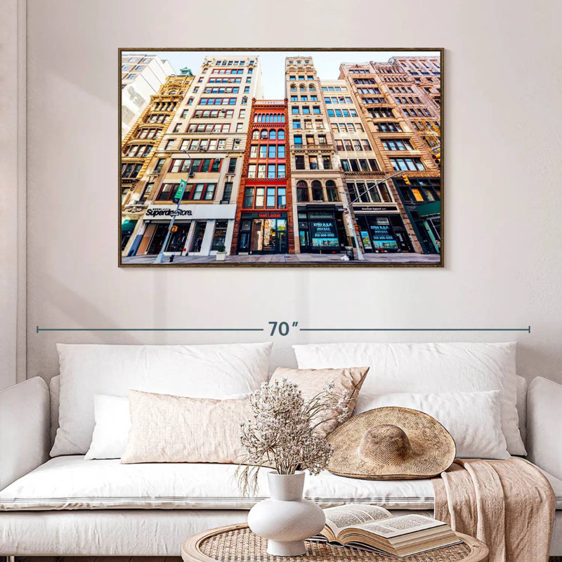 Bâtiments à Tribeca, 46 po x 31 po, Cadre flottant en noyer