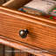 Armoire d'appoint en bois massif et verre de style rétro