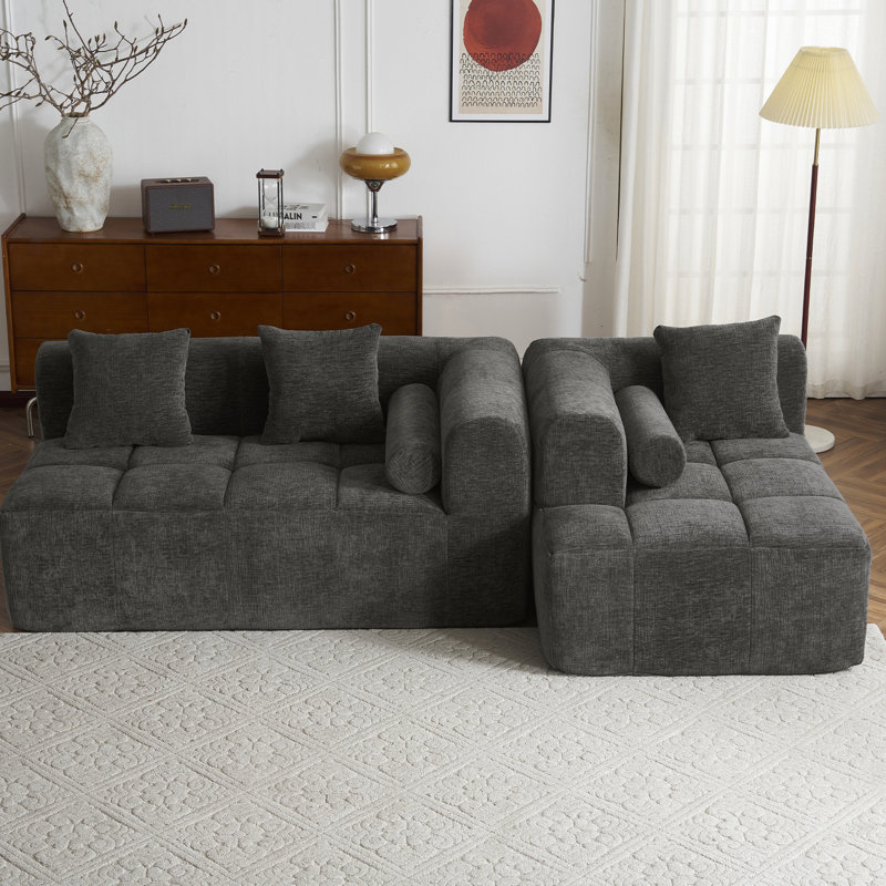 Modulaire gris pour le salon, 101,2 po. Fabrication en mousse haute. Courbée chic. 3 coussins carrés et 2 traversins inclus. Dossier. Influence du design américain. Largeur de 50,4 po. 27,2 po de hauteur. 111,77 lb Chenille