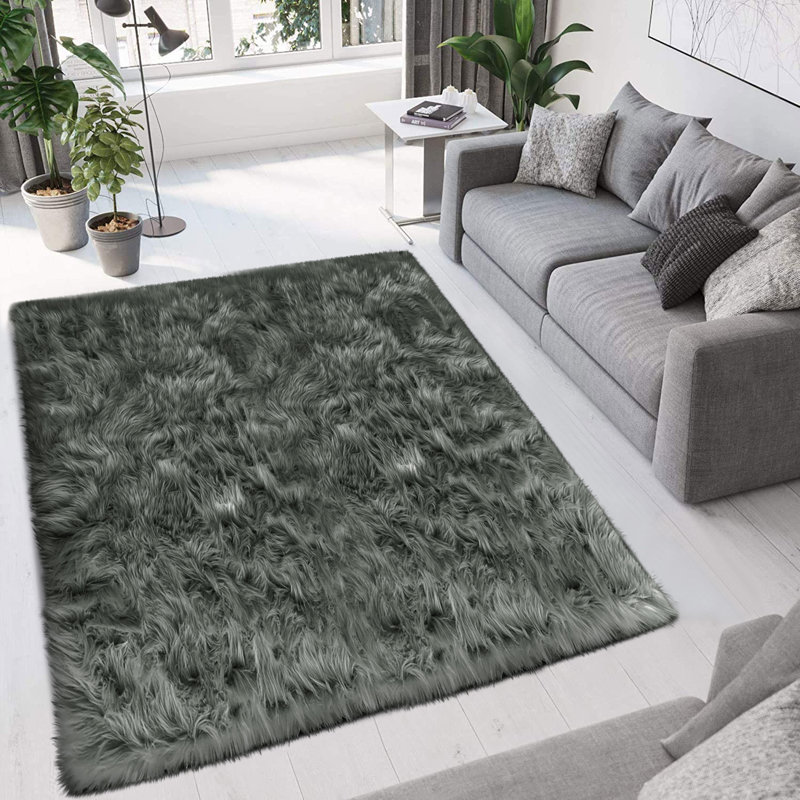 Tapis gris foncé en simili peau de mouton Chevi, Rectangle de 5 pi x 8 pi