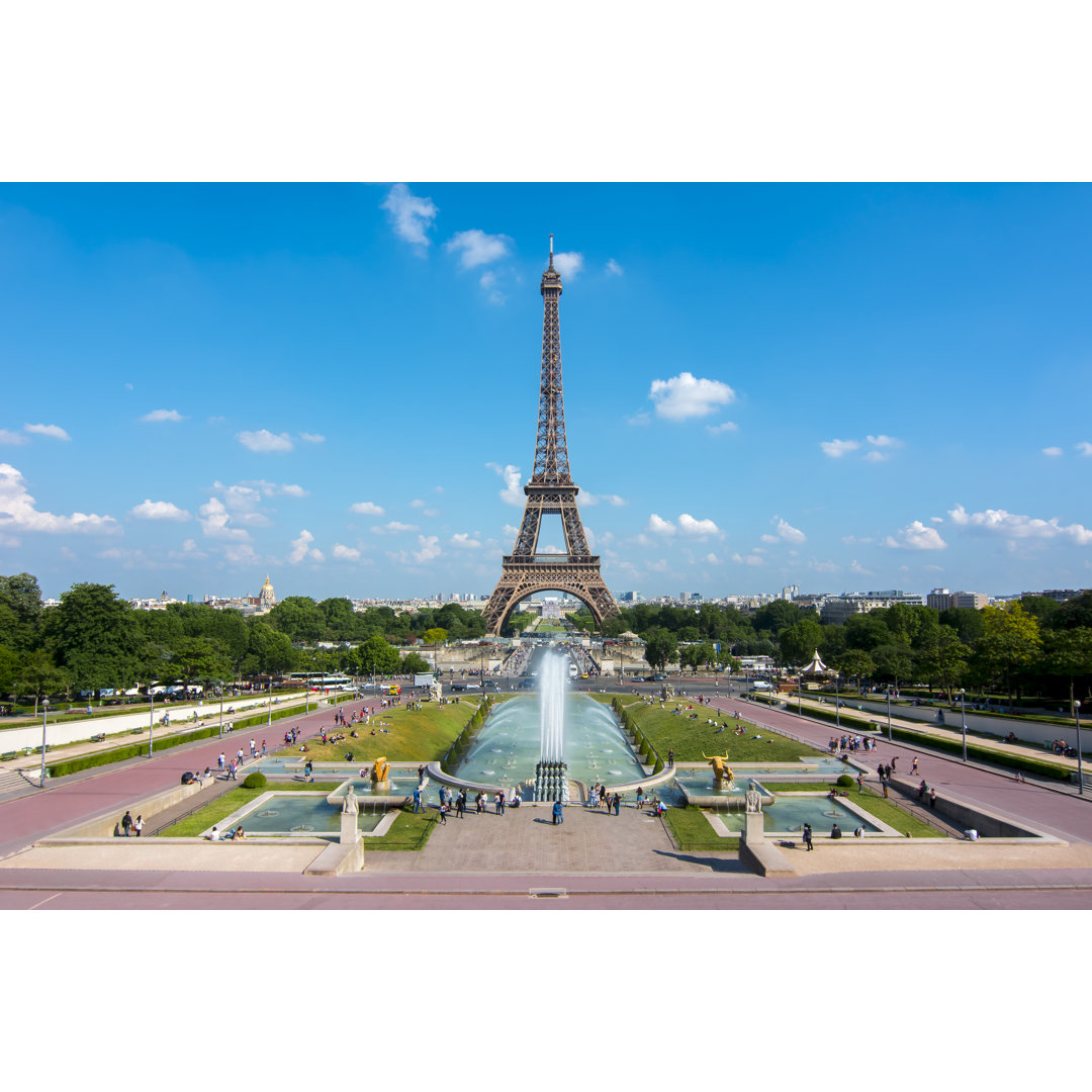 Eiffelturm und Trocadero-Brunnen, Paris, Frankreich von Vladislav Zolotov - Leinwandfoto