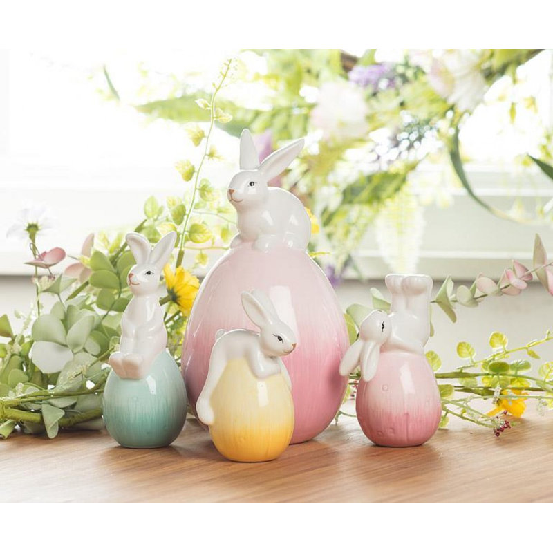 Figurine lapin en équilibre sur un œuf
