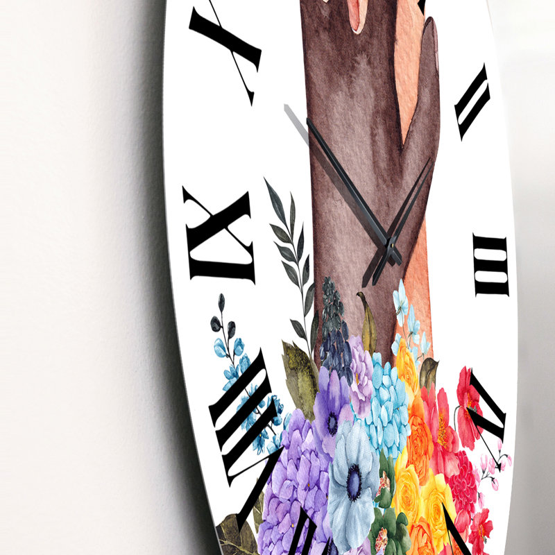 Horloge murale traditionnelle main brune tenant une main rose avec des fleurs, Moyen
