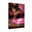 Femme à la mode avec des dreadlocks jouant un disque vinyle rose-220176924