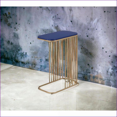 Table basse en bois composite bleu avec pieds verticaux en métal doré, robuste et amp; Prêt à l'emploi
