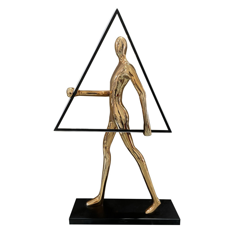 Petite sculpture dorée tenant une lumière triangulaire