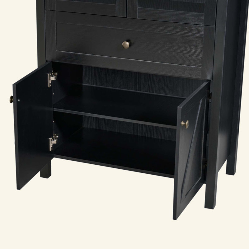 Armoire en dôme, faite de matériaux de haute qualité et de fabrication antique, avec un grand espace de rangement