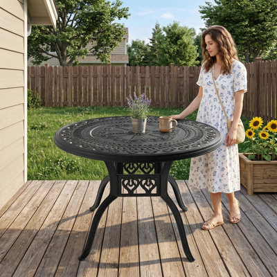 Table de salle à manger d'extérieur en fonte d'aluminium, d'un diamètre de 39,37 pouces. Comprend un cadre noir et un trou pour un parasol.