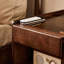 Table de chevet classique en bois de noyer avec tiroir et tablettes ouvertes pour la chambre à coucher ou le salon
