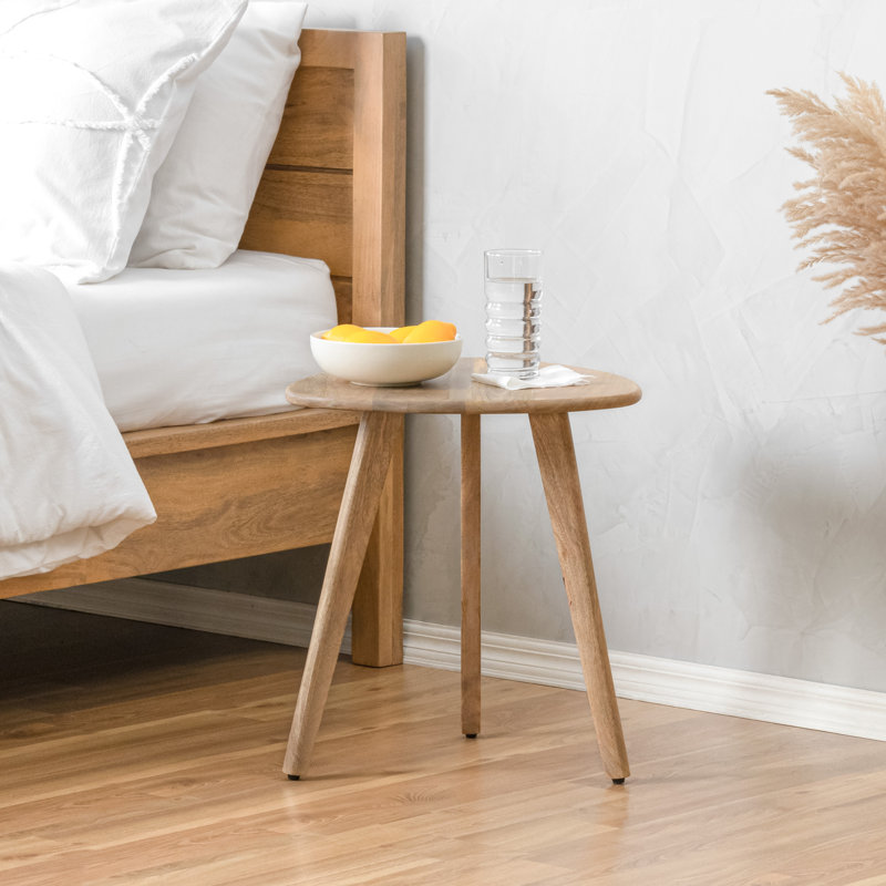 Table de bout en bois massif à 3 pieds avec plateau triangulaire Azori, Naturel