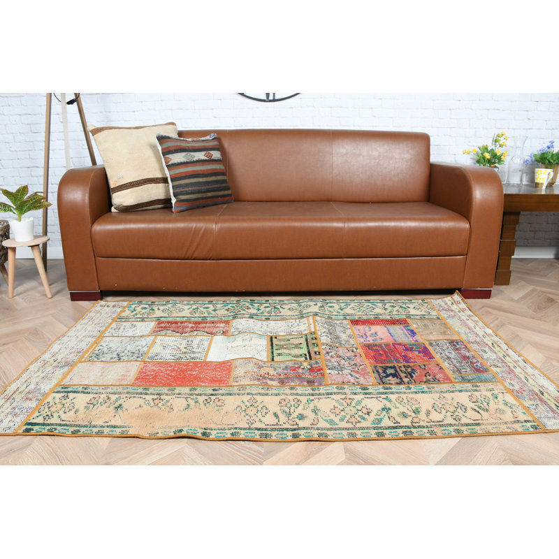 Tapis patchwork turc rétro fabriqué à la main avec un design vibrant et un motif unique pour la décoration intérieure