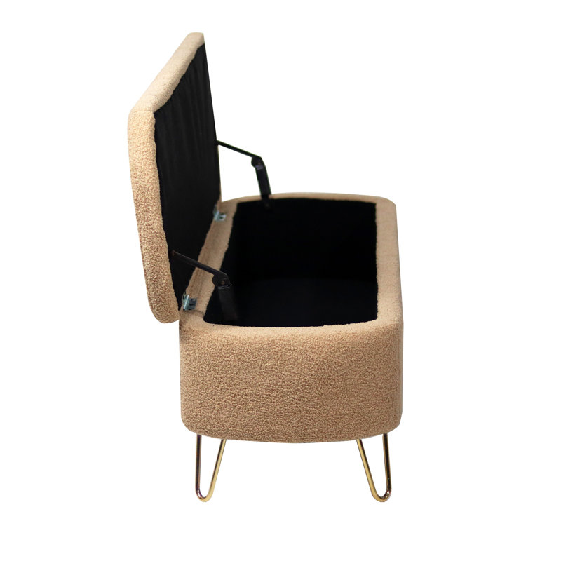 Pouf de rangement en fausse fourrure camel avec pattes dorées, idéal pour une chambre, au pied du lit ou dans une entrée.
