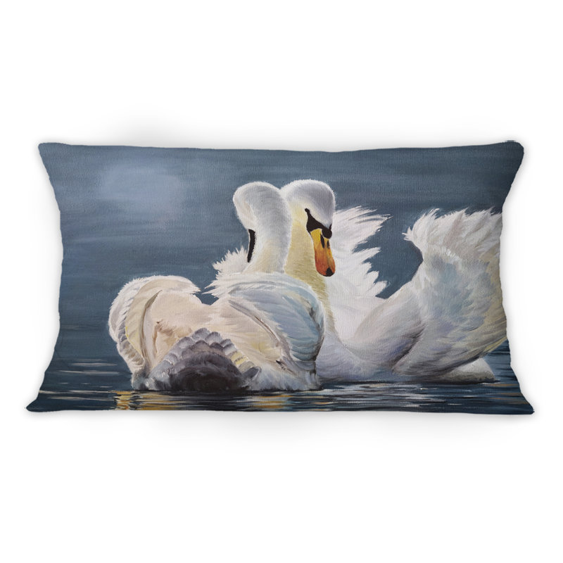 Deux cygnes blancs gracieux sur un lac bleu Misty - coussin décoratif nautique et côtier