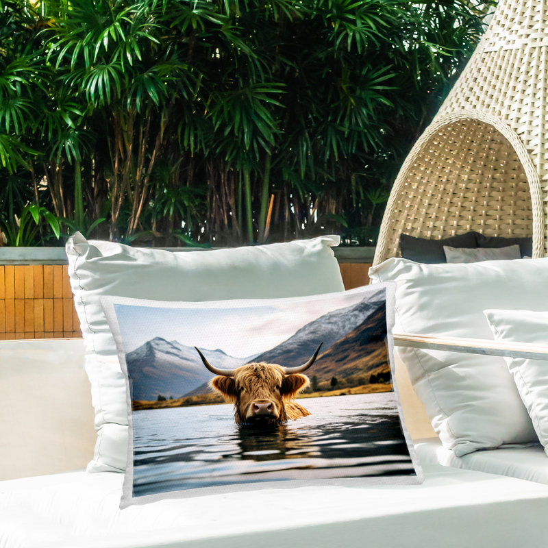 Coussin d'extérieur imprimé "Bovins qui regardent l'eau" par Raymond Powers