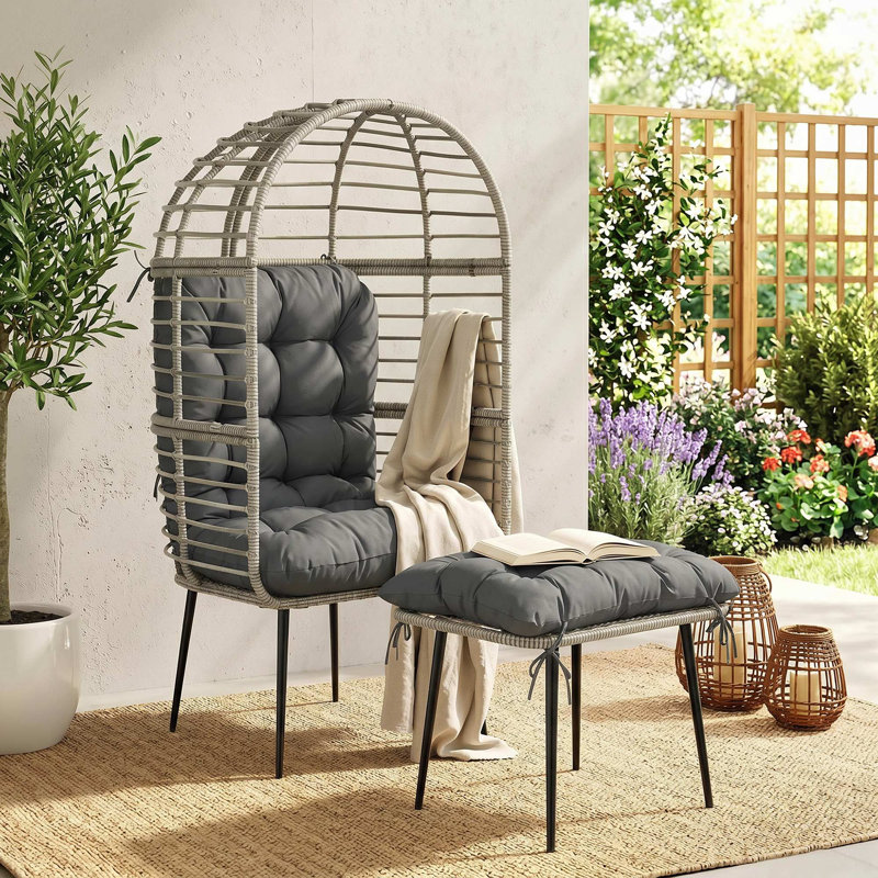 Outdoor Lounge Chair, Light Grey Cushion/Grey Frame