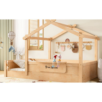 Lit simple au sol naturel de type maison avec garde-corps pleine longueur, plateau intégré et panneau installé pour une expérience de sommeil unique, avec des compétences en résolution de problèmes de construction,