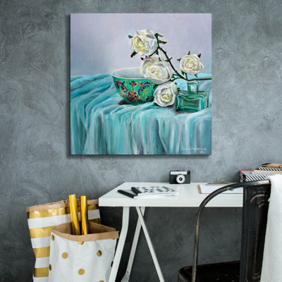  «Still Life With White Roses» par Jennie Smallenbroek, art mural sur toile, 26 po x 26 po