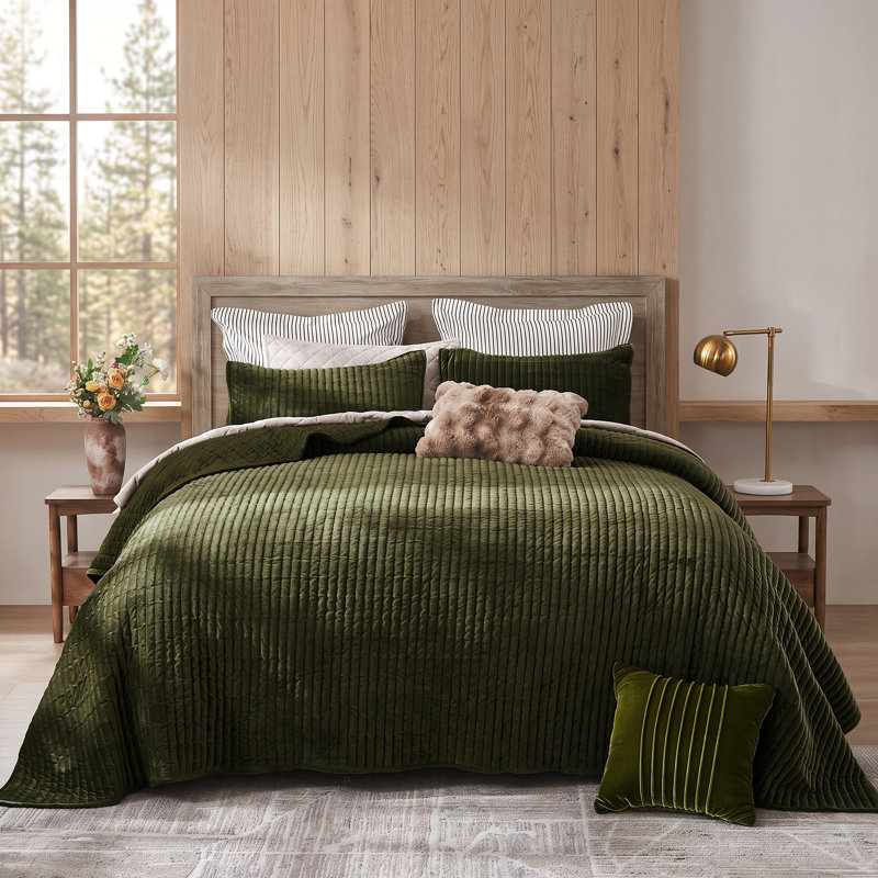 Wonderful Velvet 3-piece reversible quilt set, Queen Quilt + 2 Standard Shams, Dark Green