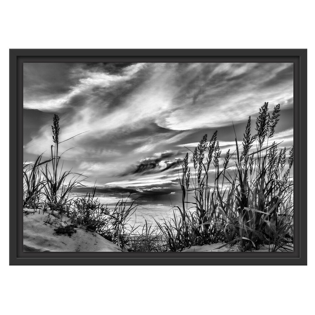 Gerahmtes Wandbild Gras am Strand bei Sonnenuntergang