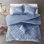 Lit simple / simple TG en velours écrasé bleu pervenche - avec coussin décoratif et taies décoratives à chevauchement pour un look élégant