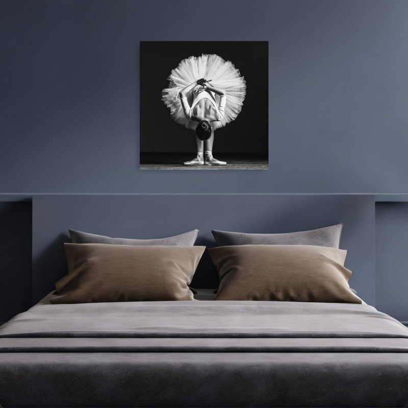 Affiche murale élégante et classique représentant une ballerine en pose élégante, 36" H x 36" W