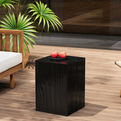Table de bout, de couleur noire, 18 po de hauteur, finition semblable au bois, pouvant être mélangée avec des articles du même style, surface carrée de 14,56 po, aspect bois, usage intérieur / extérieur