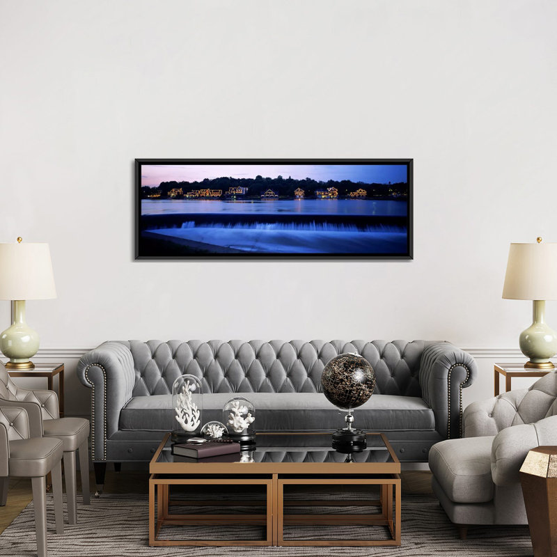 «Panoramic Boathouse Row Illum at Dusk, Philadelphia, Pennsylvania», reproduction de photo sur toile, Cadre noir