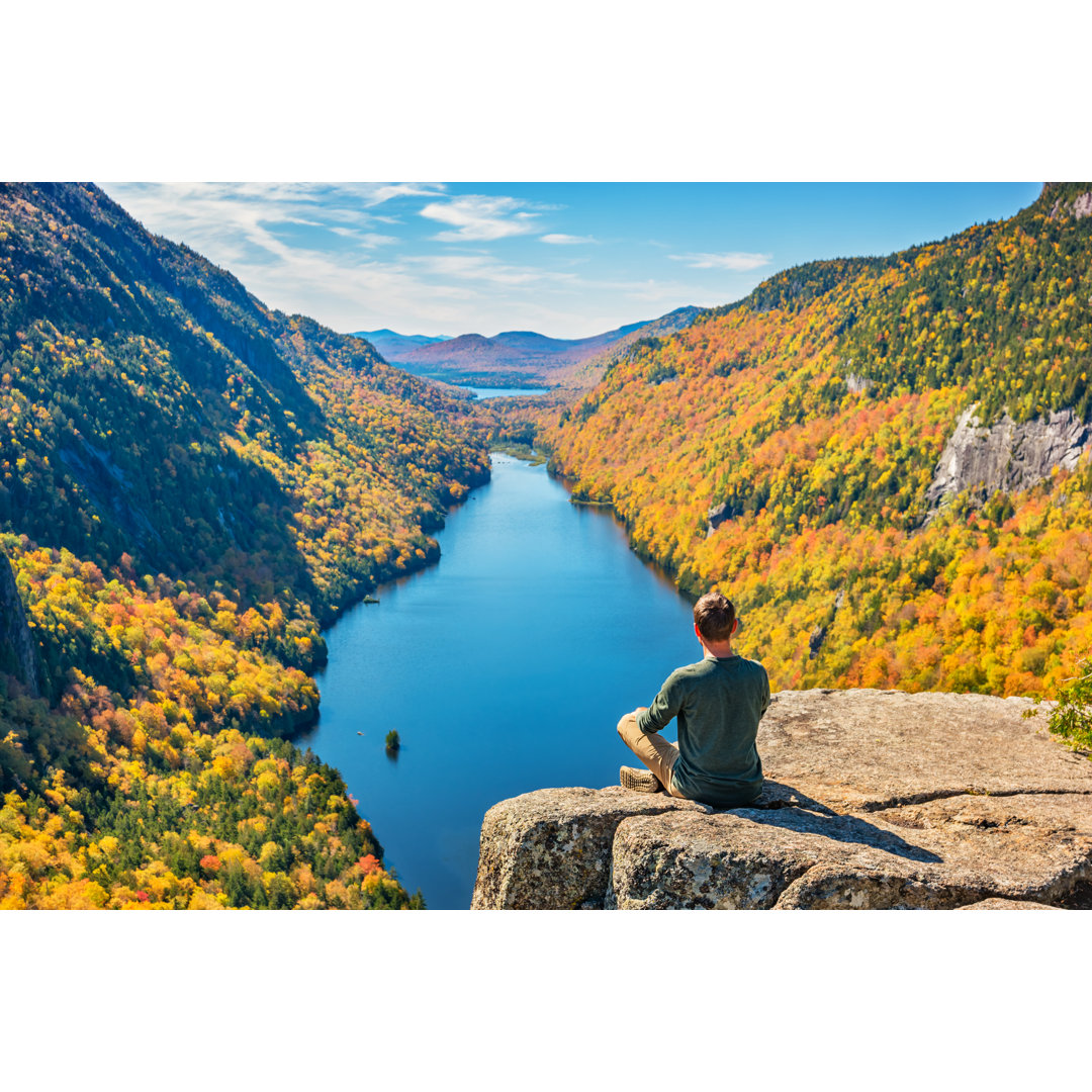 Mann entspannt sich in den Adirondack Mountains von Benedek - Ohne Rahmen auf Leinwand drucken