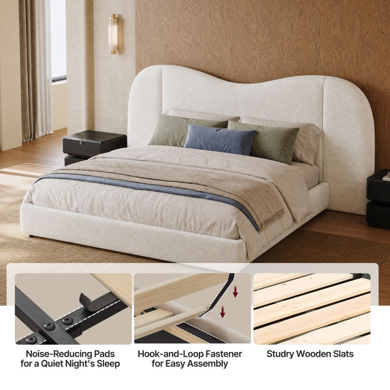 Très grande base de lit tapissier en forme de M avec tête de lit surdimensionnée blanc cassé