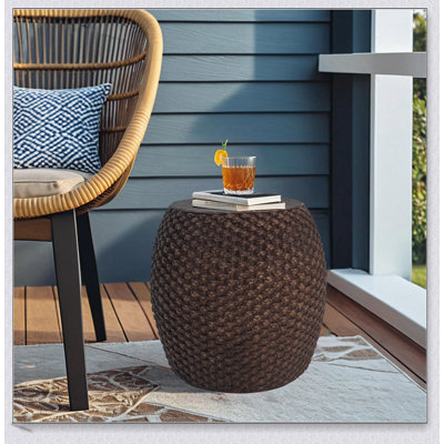 Table d'appoint en faux rotin pour l'intérieur et l'extérieur, fabriquée à la main avec charme naturel et commodité moderne