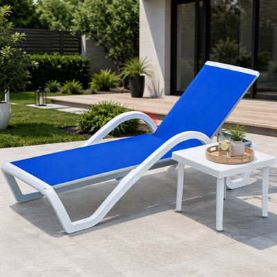 Chaise longue de patio réglable en aluminium avec accoudoirs et filet résistant aux intempéries, idéale pour la détente au bord de la piscine et à l'extérieur