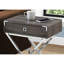 Table d'appoint compacte pour chambre à coucher avec plateau en stratifié brun et poignée taupe : un accessoire polyvalent en détail