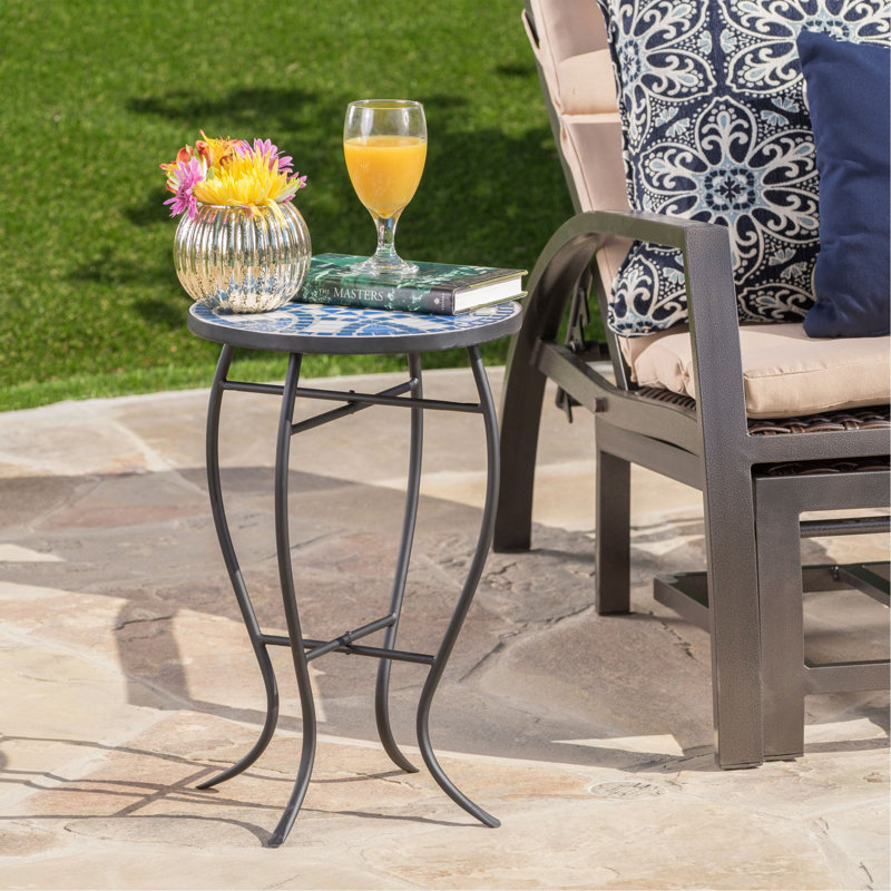 Table d'appoint d'extérieur ronde avec plateau de style mosaïque et pieds incurvés en fer, table de bout bleue