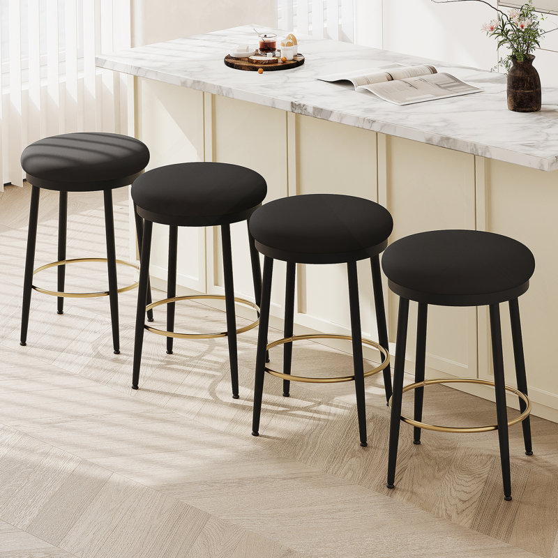 Ensemble de quatre tabourets de comptoir modernes avec sièges confortables, structure en fer, repose-pieds et ajusteurs de stabilité, idéal pour diverses pièces