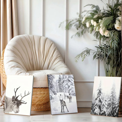 Ensemble de 3 affiches encadrées, toiles décoratives représentant des animaux de la forêt hivernale, avec des rennes en noir et blanc et des paysages enneigés. Parfait pour un décor moderne de style nordique dans un salon ou une chambre. Parfait pour Noël.