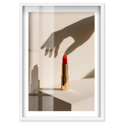 Décoration murale rouge à lèvres rouge Glam Shadowbox par Notoriart, cadre blanc, 25 x 37