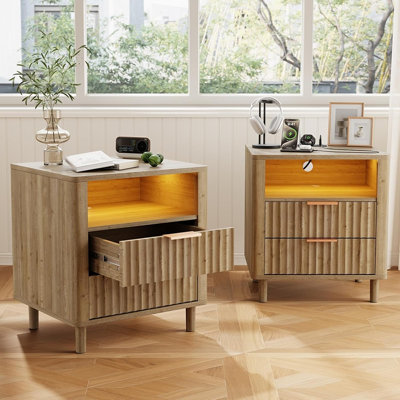 Ensemble de 2 tables de chevet cannelées avec station de recharge, tables de chevet en chêne à 2 tiroirs, tables d'appoint modernes en bois massif avec éclairage DEL, conception incurvée pour chambre et bureau