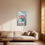 Plantes et fleurs roses roses dans un seau bleu sur une chaise blanche-592945695