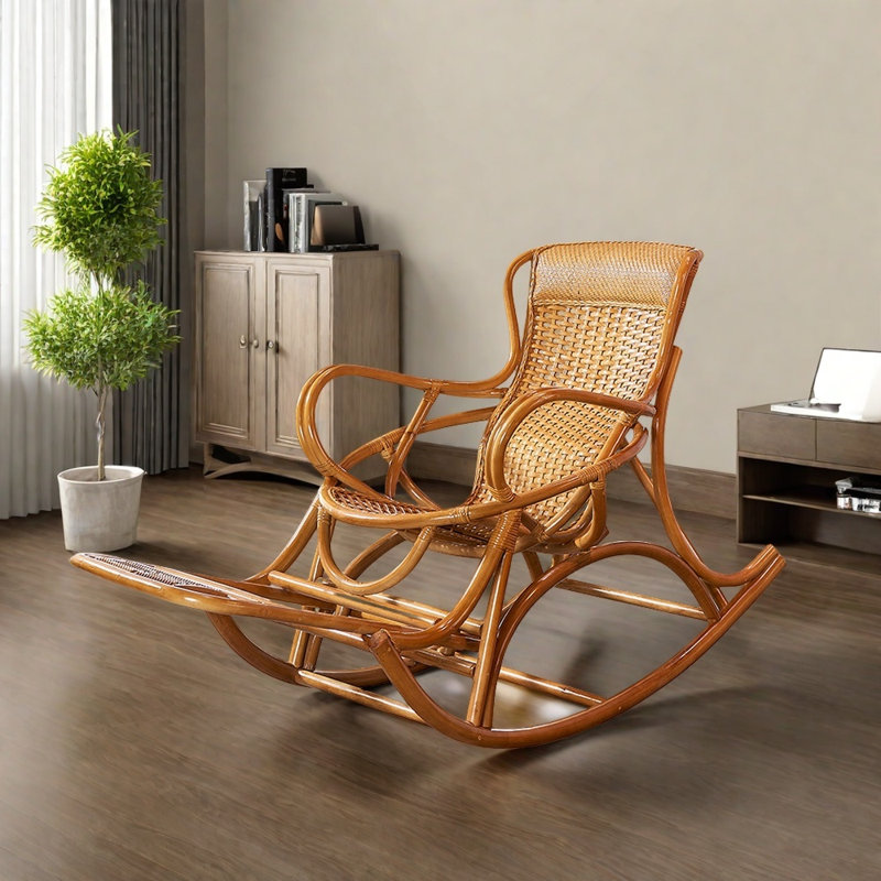 Une chaise berçante tissée en bois naturel