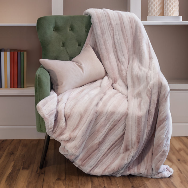 Couverture décorative double face en fausse fourrure de vison rose Thomas Collection® - Tailles assorties, 60 po x 72 po