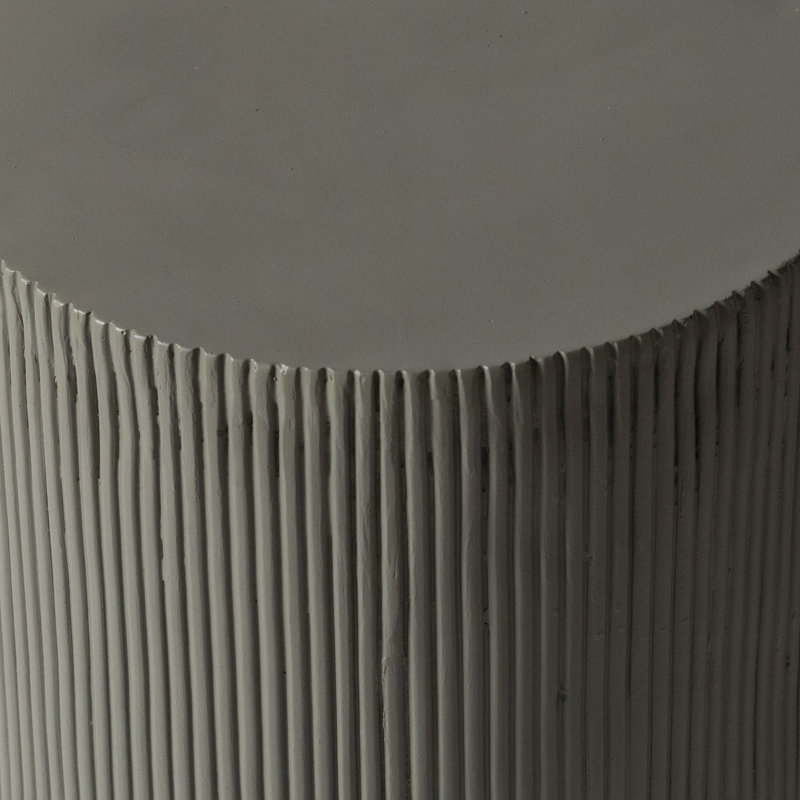 Table d'appoint ronde en fibre de polyester 14 po Biddlesden, Gris