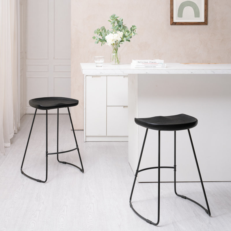 Tabouret de bar en bois massif Alberts, Noir, Tabouret de comptoir (siège d'une hauteur de 26 p
