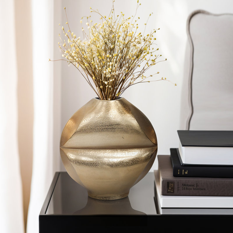 Vase sculptural en métal avec une forme angulaire unique pour la décoration intérieure - Grand vase contemporain pour table de salle à manger ou chambre à coucher - Or