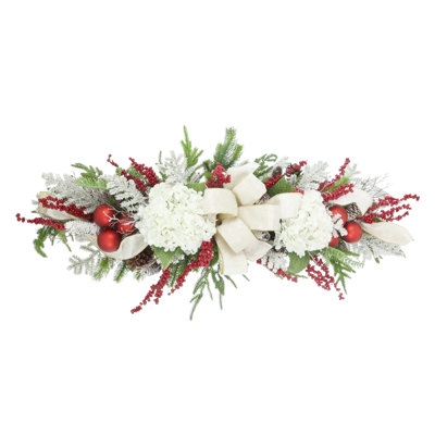 Décoration festive avec hortensias, ornements et un arc