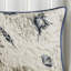Courtepointe réversible en microfibre, très grand, bleu avec coquillage et coussins décoratifs plissés très grand corail-121318494