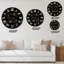 Horloge murale à motif de fleurs de lin sur fond noir-644397753
