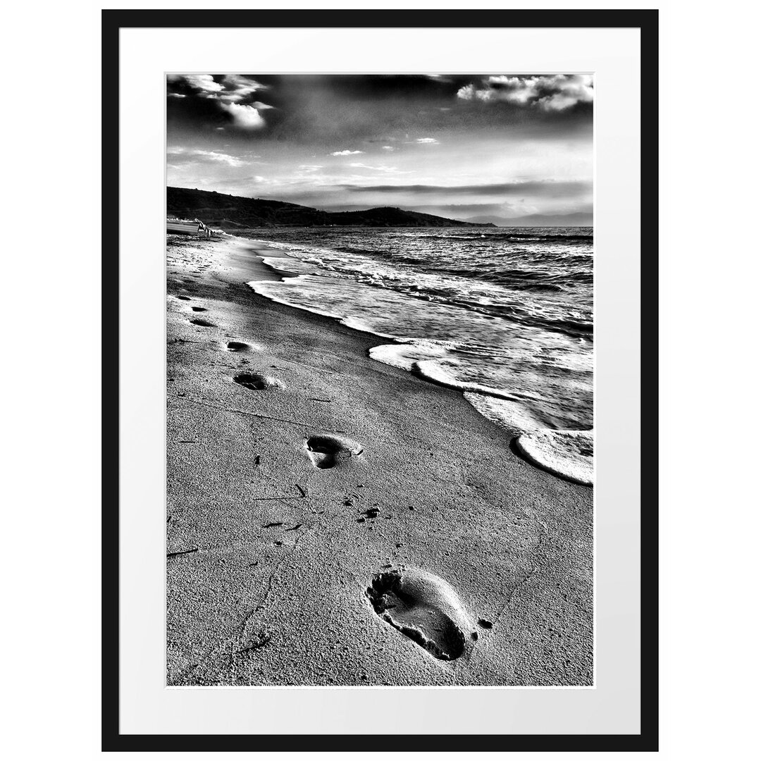 Gerahmtes Poster Fußabdrücke im Strand