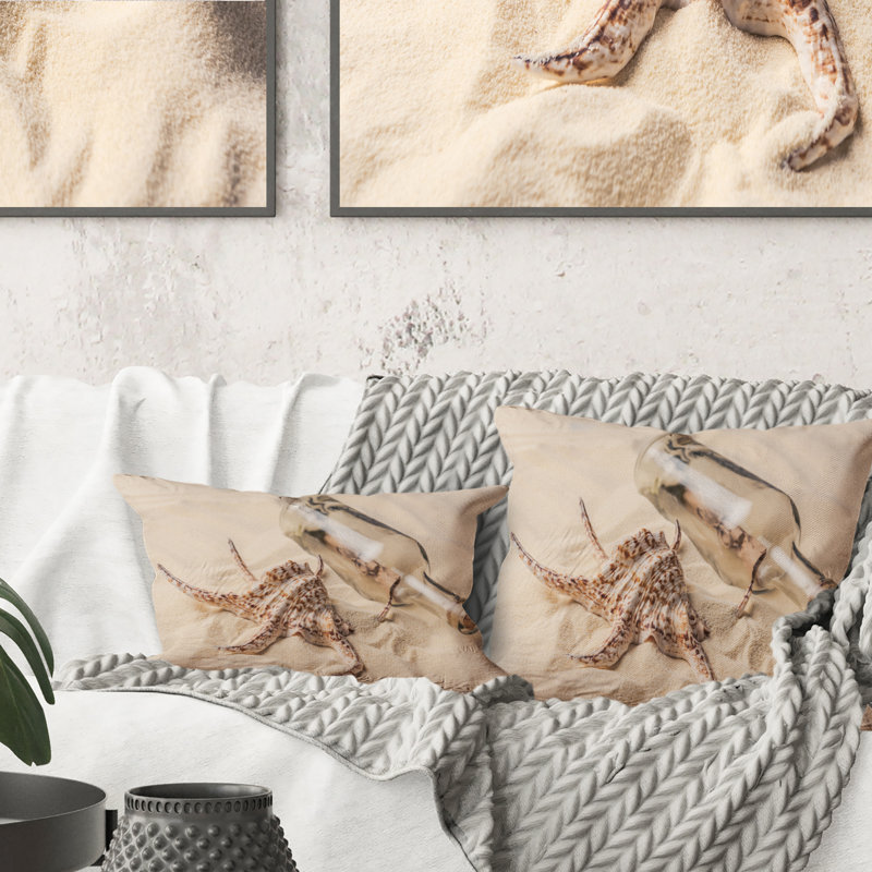Coquillage et bouteille avec lettre sur la plage de sable - Coussin décoratif imprimé nautique et côtier, 16 po x 16 po