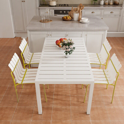 Ensemble de 4 chaises à blocs de couleur modernes à rayures - Siège en PP imperméable et pieds en métal robustes, ensemble de salle à manger intérieur / extérieur pour patio, balcon, café (blanc et jaune)