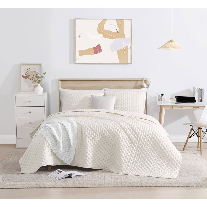 Swift Home Ultra-Soft Floral 3-Piece MicrofiberQuilt Set - Debossed Quatrefoil Dimple - Cute, Feminine, Bubbly - All-Seasonal, Durable, Easy Care